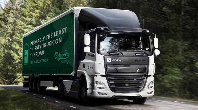 Elektrisk lastbil vid Carlsberg Sveriges bryggeri i Falkenberg med nya laddstationer som stödjer hållbara transporter.